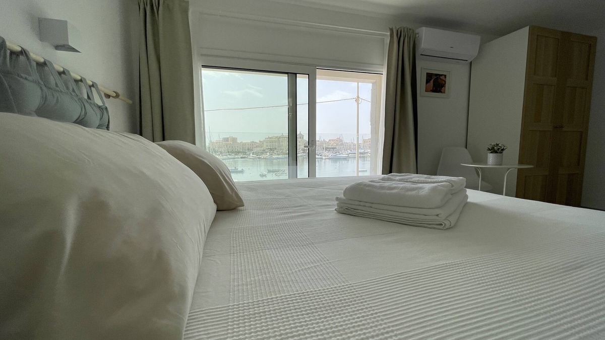 Santa Lucia House | Appartamento Vista Mare con 2 Camere e 3 Bagni, Fronte Spiaggia, Parcheggio