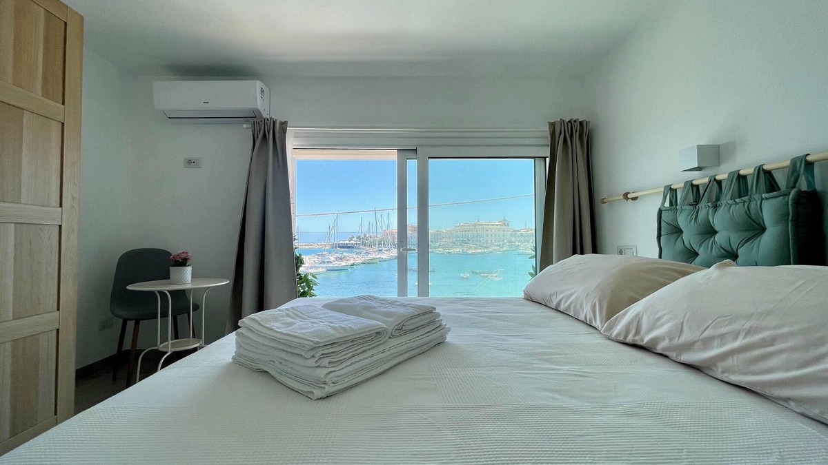 Santa Lucia House | Appartamento Vista Mare con 2 Camere e 3 Bagni, Spiaggia, Solarium, Parcheggio