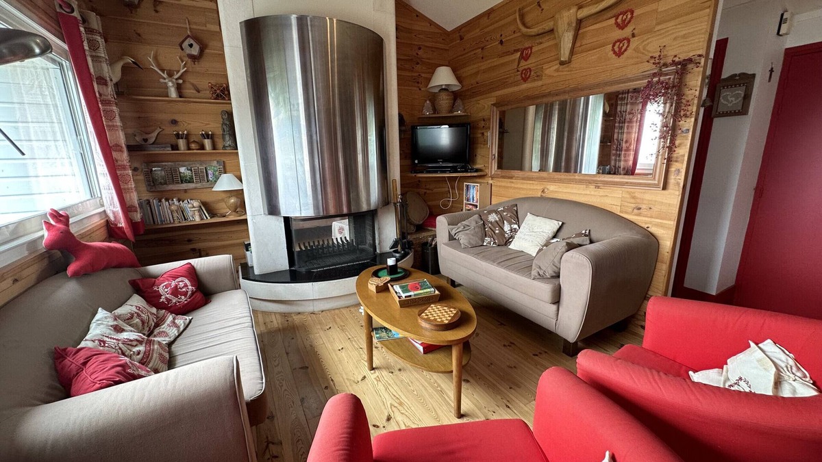 Saint-Jacques-des-Blats Apartment | Appartement avec cheminée à altitude 1500