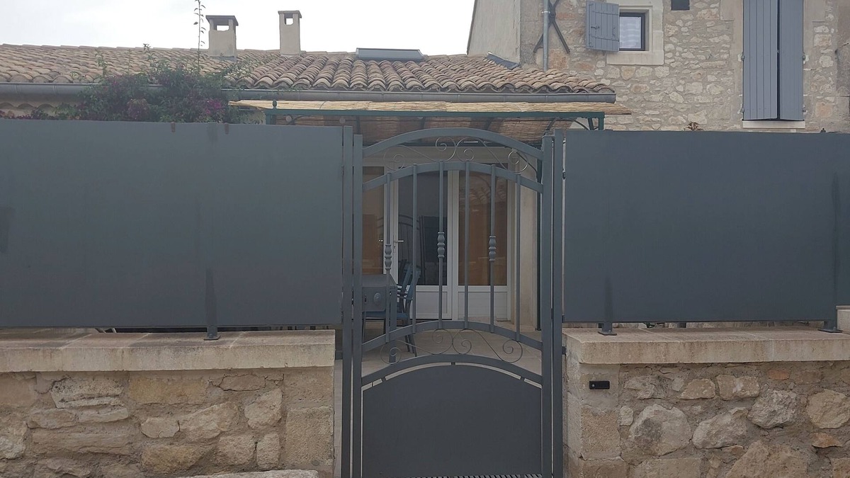 St.-Remy-de-Provence Apartment | Appartement en Rez-de-chaussée Avec une Cour Fermée : Lou Dormidou D'eleno !