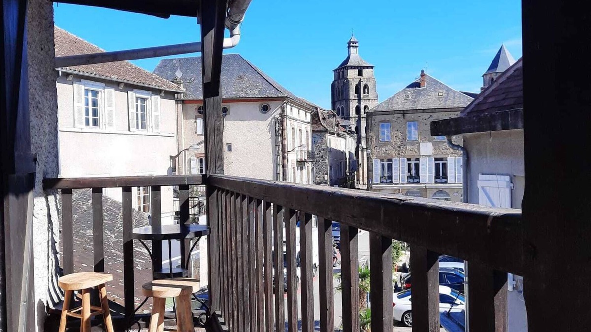 Beaulieu-sur-Dordogne Apartment | Appartement , Centre de Beaulieu sur Dordogne, Avec Balcon Privé