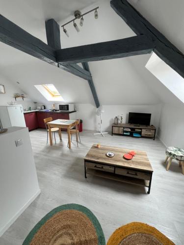 Saint-Brisson-sur-Loire Apartment | Appartement avec cours