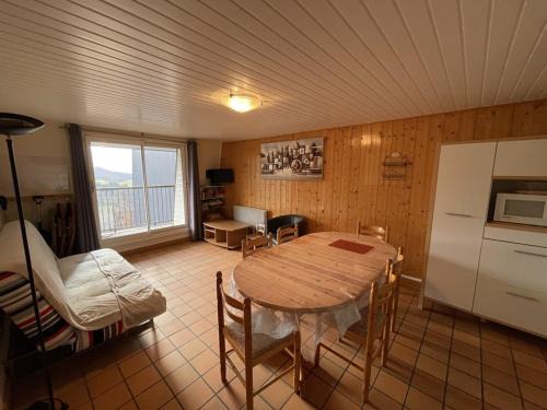 Saint-Jacques-des-Blats Apartment | Appartement 2 Chambres à 1500m d'Altitude, Proche des Pistes avec Balcon et Parking - FR-1-787-14