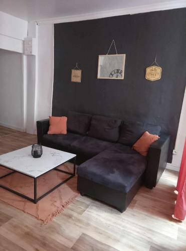 Saint-Leonard-de-Noblat Apartment | Appartement entier 2