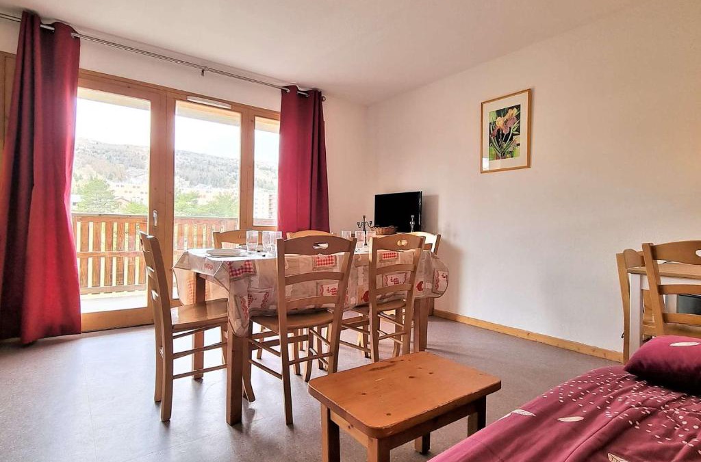 Saint-Etienne-en-Devoluy Apartment | Appartement 8 pers avec balcon, proche commerces et pistes, casier à ski - FR-1-525-199