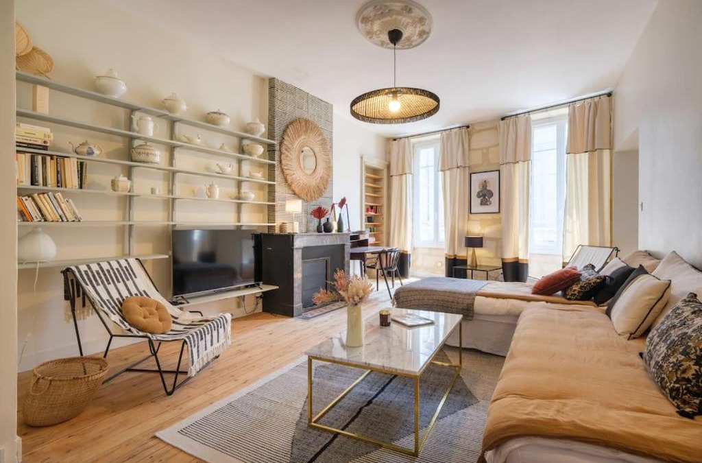 Bourg-sur-Gironde Apartment | Appartement avec son patio dans centre historique de Bourg