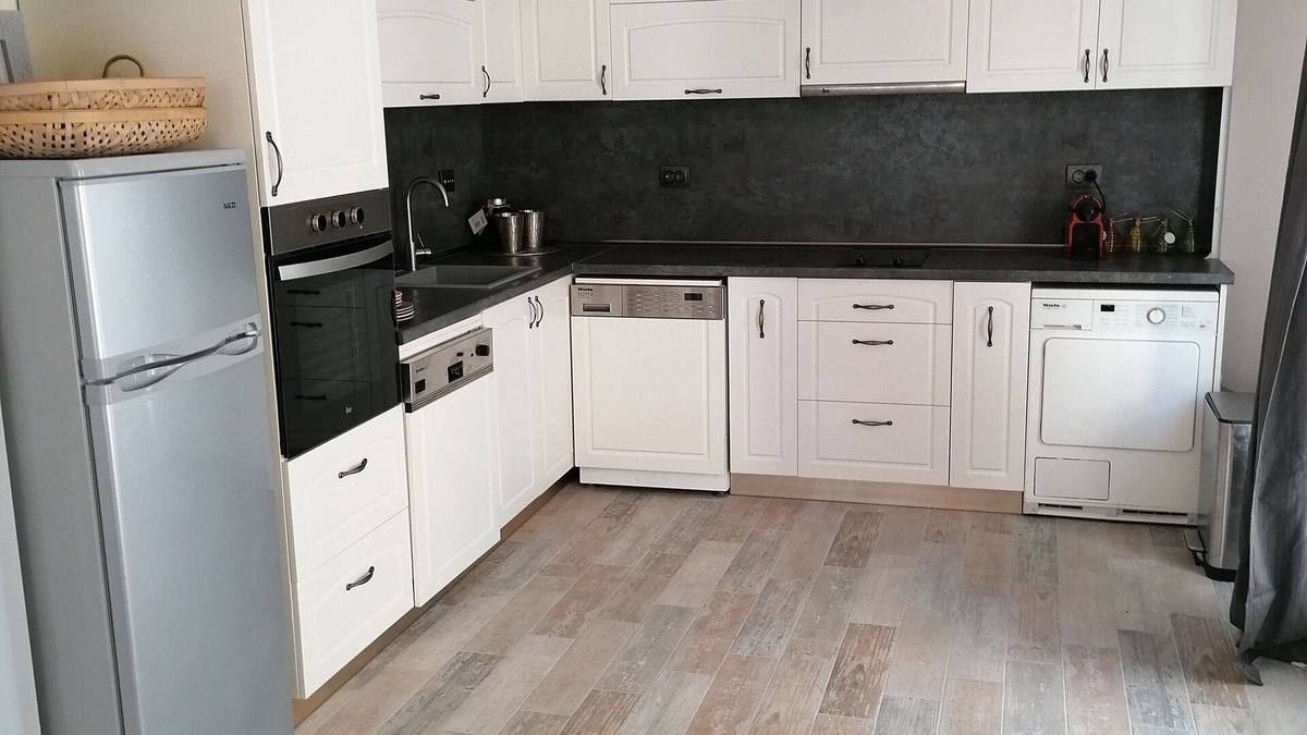 Plovdiv Center House | Appartement avec acces personel. Passez Vos vacances dan's une maison situee a quellques pas du centre et de tous les cites historiques a Plovdiv. L'appartement est bien equipe avec tous electromenagers pour passer un merveilleu week and. A 200 meters .