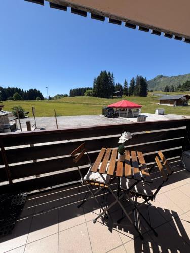 Le Praz de Lys Apartment | Appartement cosy à la montagne aux pieds des pistes pour 4 personnes et 1 bébé