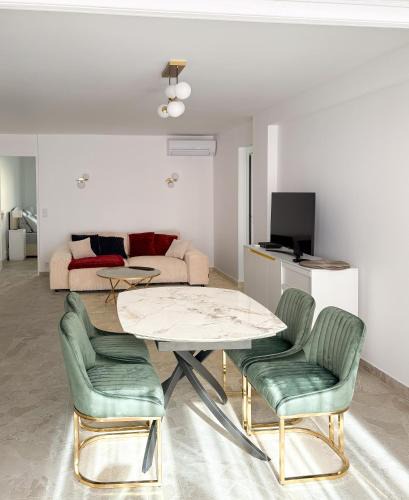 Villefranche-sur-Mer Apartment | Appartement de luxe climatisé, parking & 2 balcons