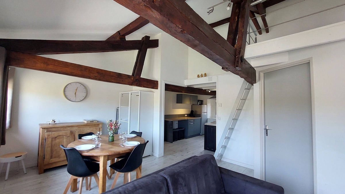 Figeac Apartment | Appartement Lumineux, vue Place Vival