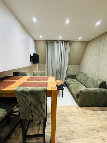 Murol Apartment | Appartement Murol neuf calme, centre village, vue Château