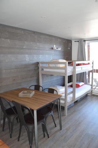 Le Corbier Apartment | Appartement Studio rénové le Corbier 4 personnes 22m2 domaine les Sybelles Classé 2 étoiles label qualité le corbier