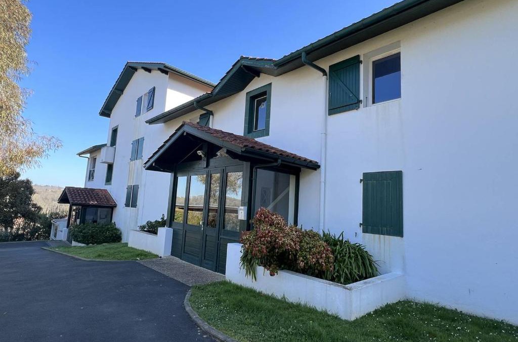 Cambo-les-Bains Apartment | Appartement T2 confortable avec terrasse sud et parking, au calme, proche commerces, petit animal accepté - FR-1-495-6