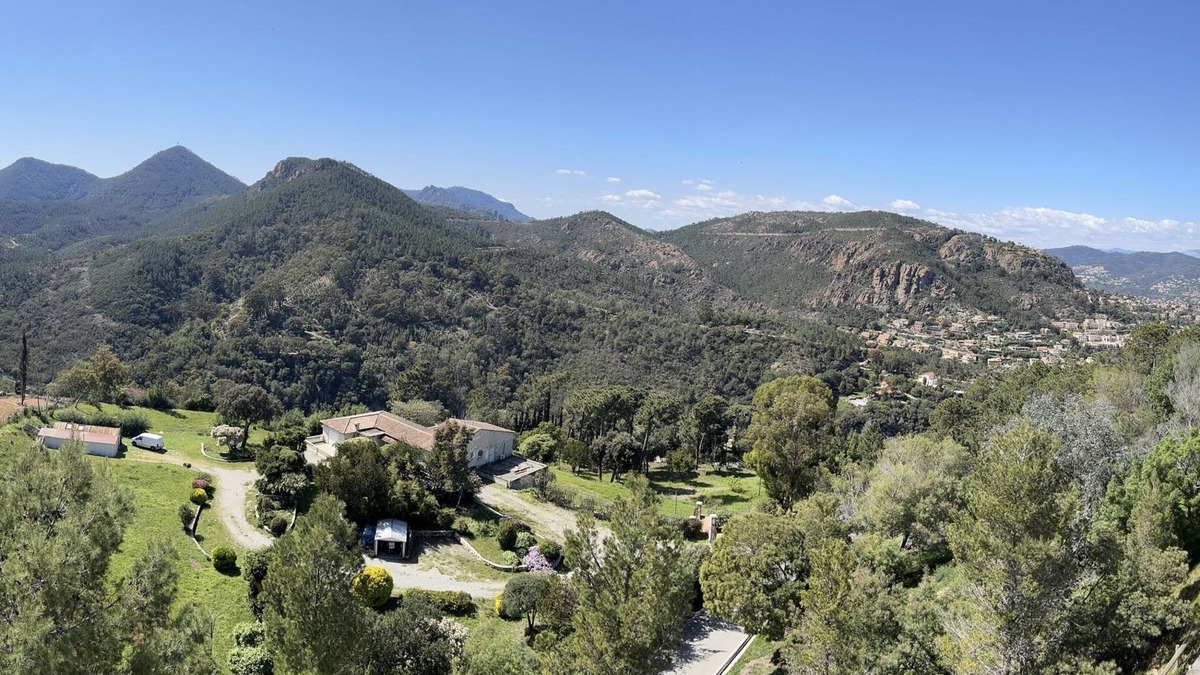 Theoule-Superieur Apartment | Appartement Tout Équipé, vue mer et Esterel. Climatisé, Piscine