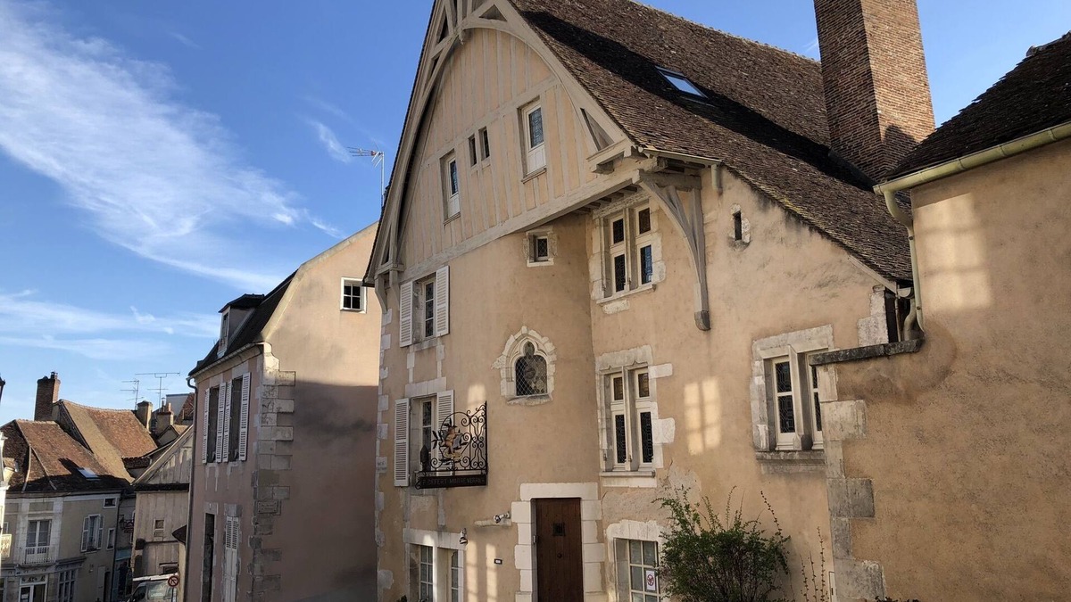 Auxerre Apartment | Appartement Très Spacieux de 120 m2 Dans une Magnifique Maison du Moyen âge