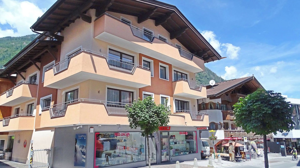 Mayrhofen Apartment | "Appartements Windschnur - Enzian 1" close to the Penken&Ahorn ski areas with WLAN & balcony.