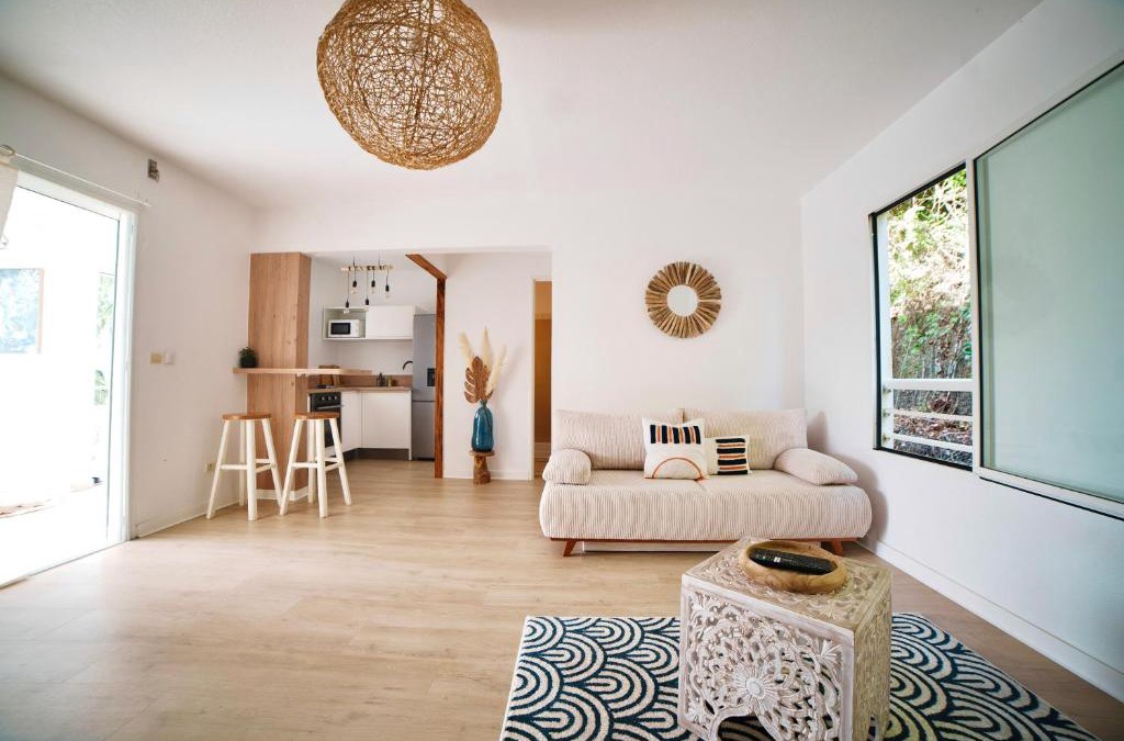 Les Abymes Apartment | Appartemment T2 cosy et spacieux : l’Oasis urbaine