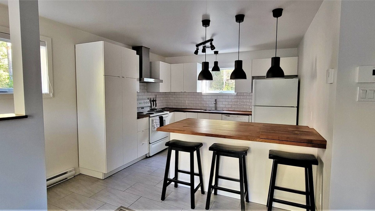 Saint Donat Apartment | Appartment in the wood, 5 minutes away from the village and ski hill!