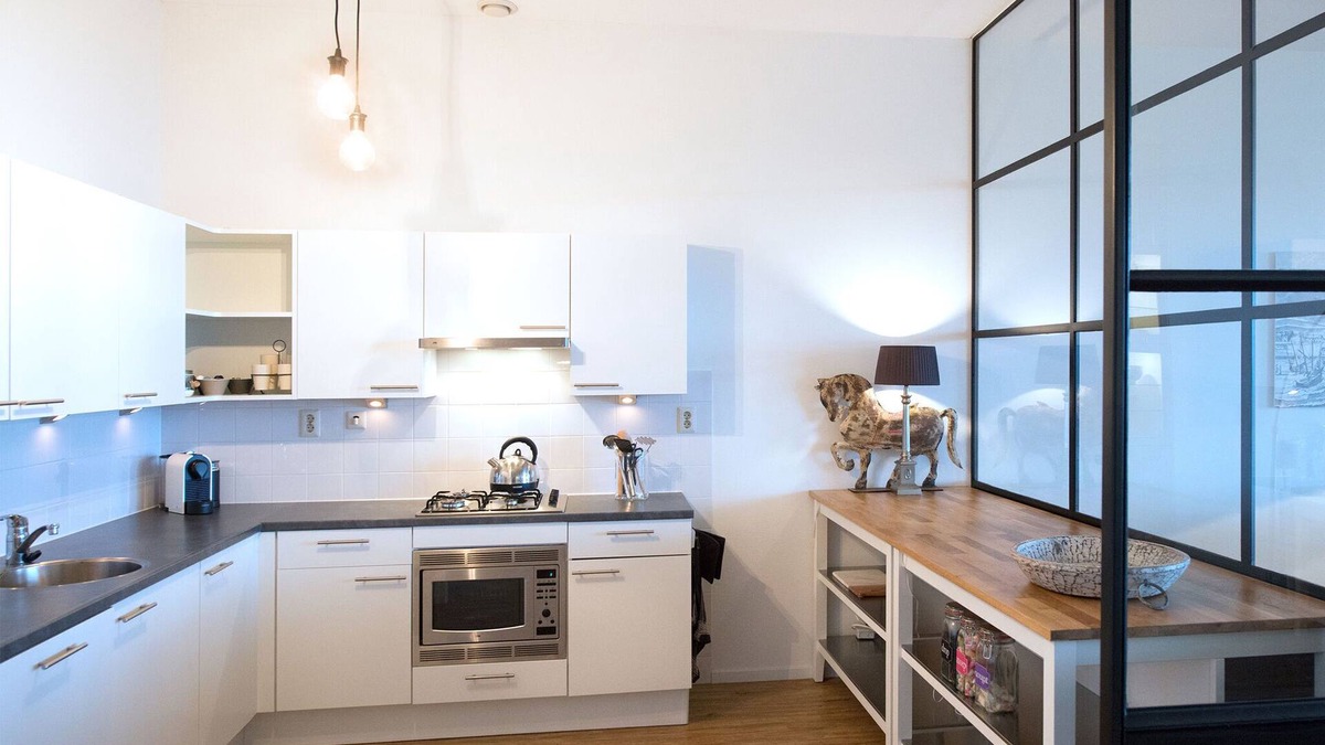 Vissershaven Apartment | Appealing Apartment in Den Haag with Balcony