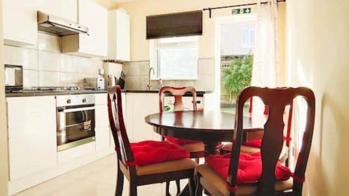 Hillingdon Apartment | Apple Garden A-2