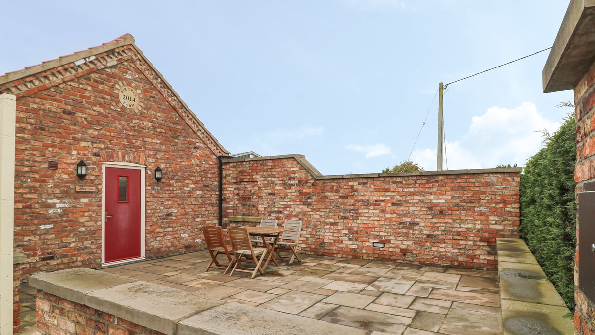 Dunnington Cottage | APPLE TREE COTTAGE, family friendly, with a garden in Dunnington