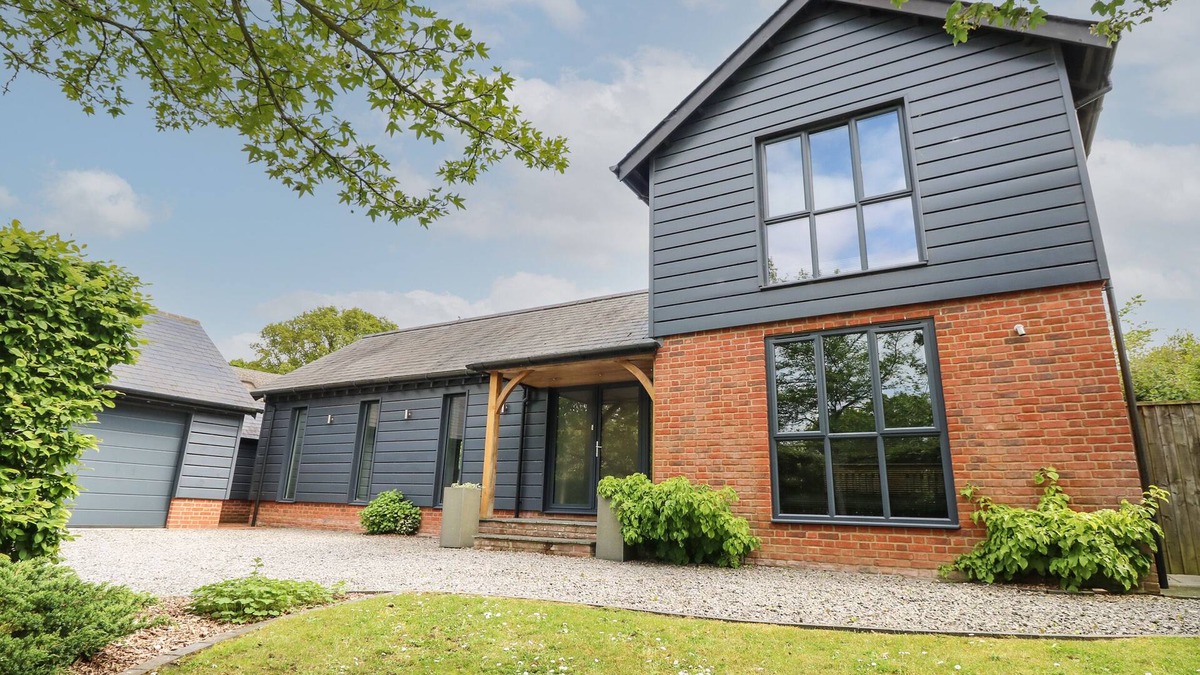 New Forest District Cottage | APPLETREE COTTAGE, pet friendly, with a garden in Fordingbridge