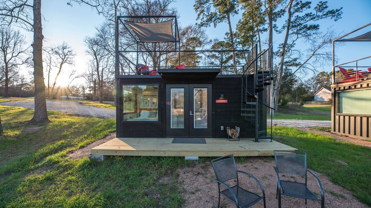 Willis House | Applewood: 2 mins to Lake Conroe! Rooftop deck, Heated Pool, Fire Pit