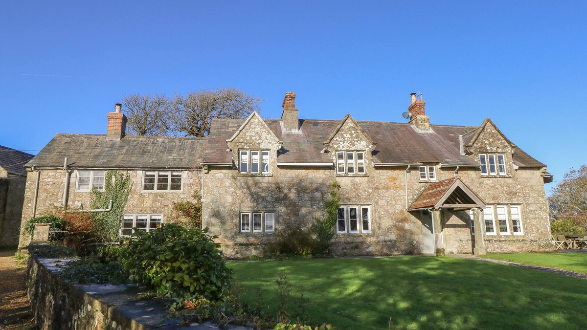 Ventnor House | APPULDURCOMBE FARMHOUSE, pet friendly, with open fire in Ventnor