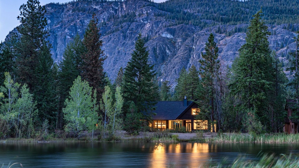 Mazama Cabin | Après Cabin | Designer Lake Cabin