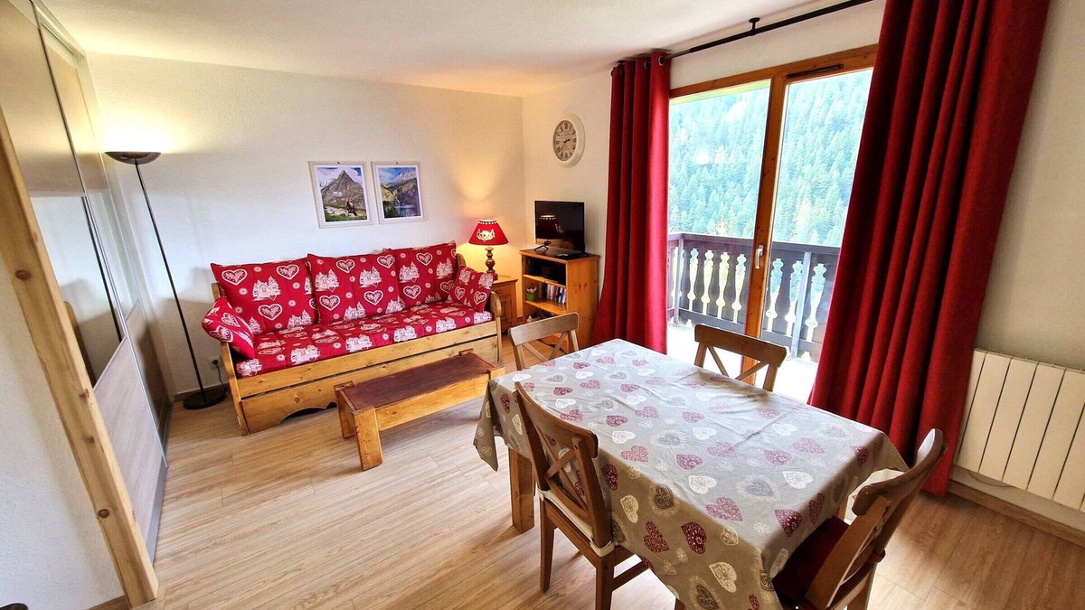 Valfrejus Apartment | Apt 6/8, 2 rooms, cabin, center of Valfréjus, WiFi, pets allowed