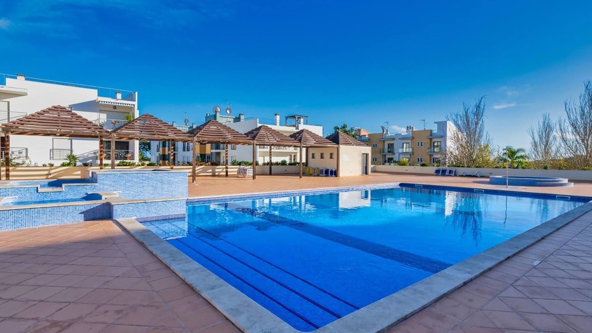 Meia Praia Apartment | Apt. Casa Gracy, with direct access to the communal pool