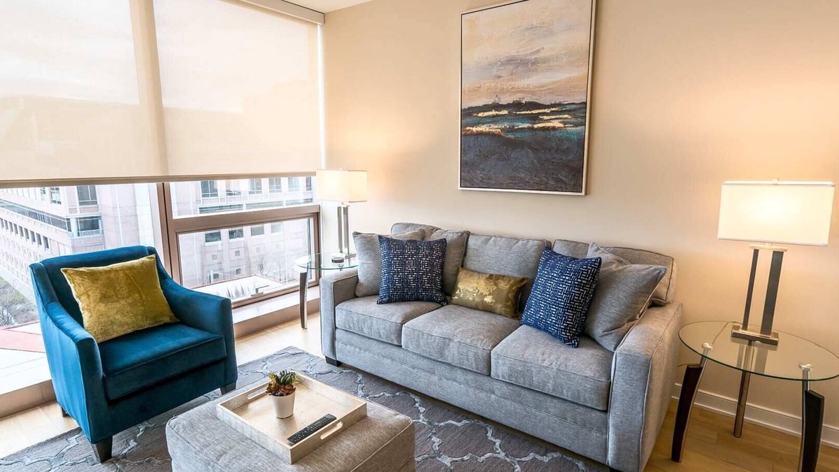 Downtown Apartment | Apt Downtown with Gym and Pool