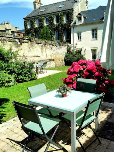 Bayeux Apartment | Apt duplex ou plain pied tout confort plein centre ville Bayeux proche commerces, restaurants, avec terrasse privative ou jardin commun aménagé clos, parking gratuit à proximité, proche plages du débarquement