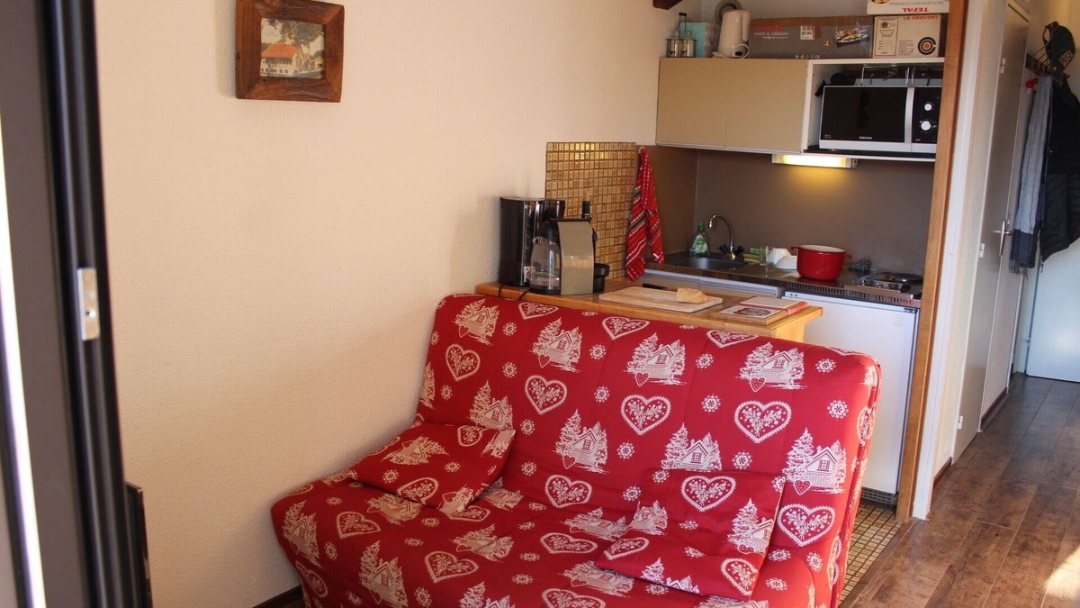 Eclose-Est Apartment | Apt (expo south), open view, nice and quiet. Locs Sunday to Sunday