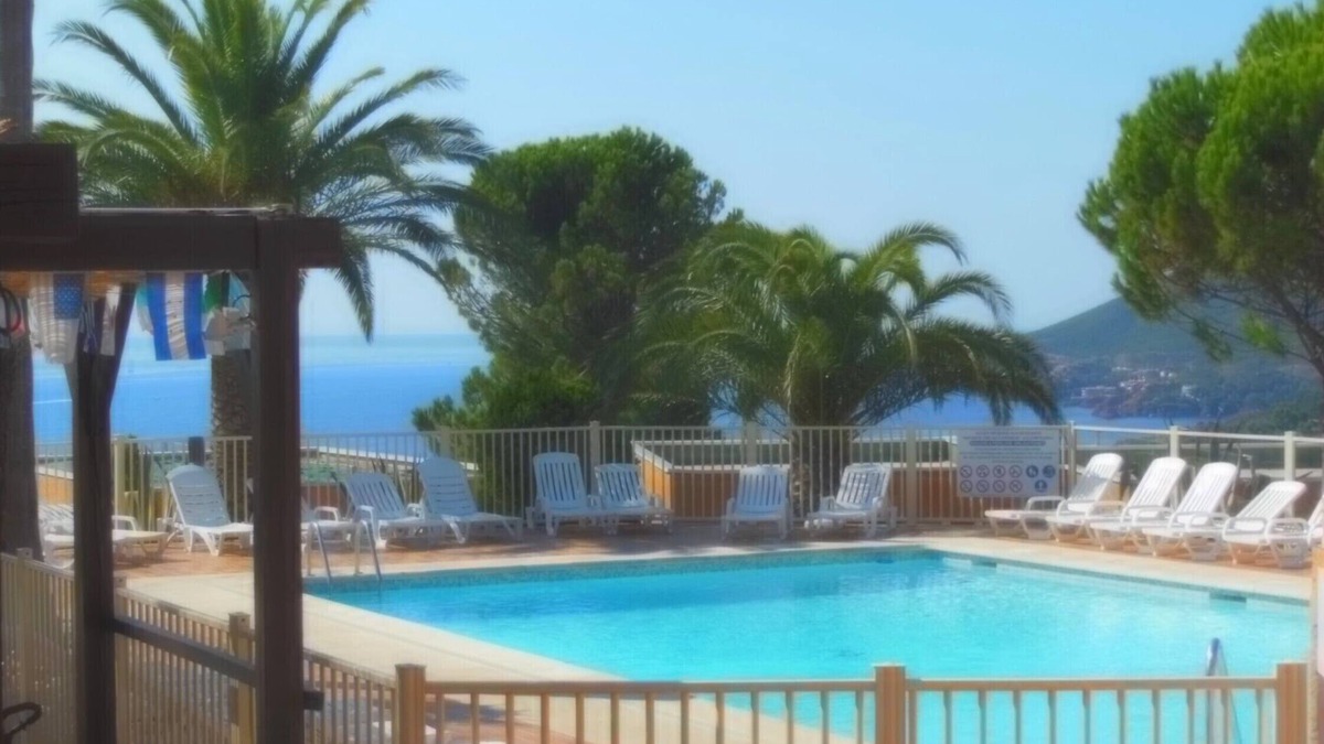 Theoule-Superieur Apartment | Apt F2 Magnificent enclosed landscaped area with sea and Estérel view, large swimming pool, ping po