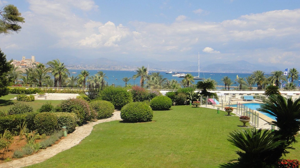 Cap-d'Antibes Apartment | APT in Cap d'Antibes near beach, restaurants & shops