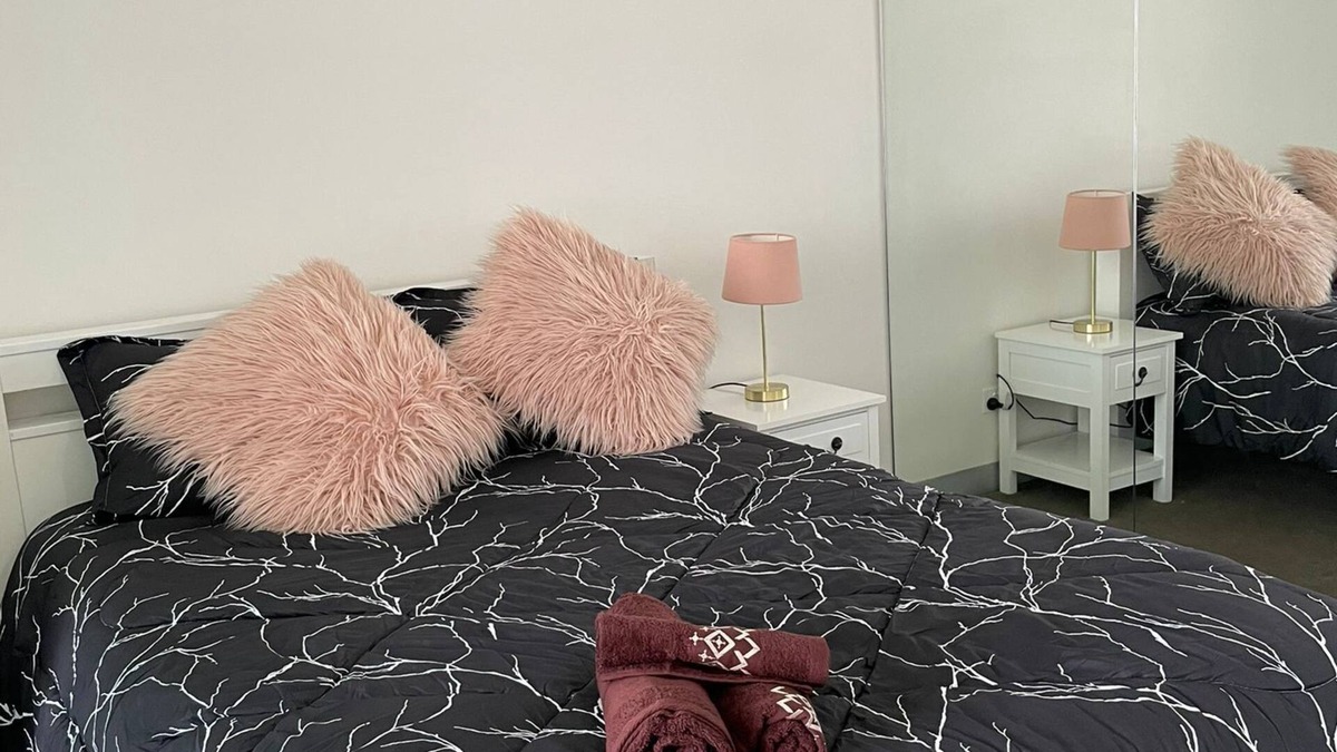 Melbourne Central Business District Apartment | Apt. in Melbourne CBD with Great Balcony View; near Tram Stop & Train Stations