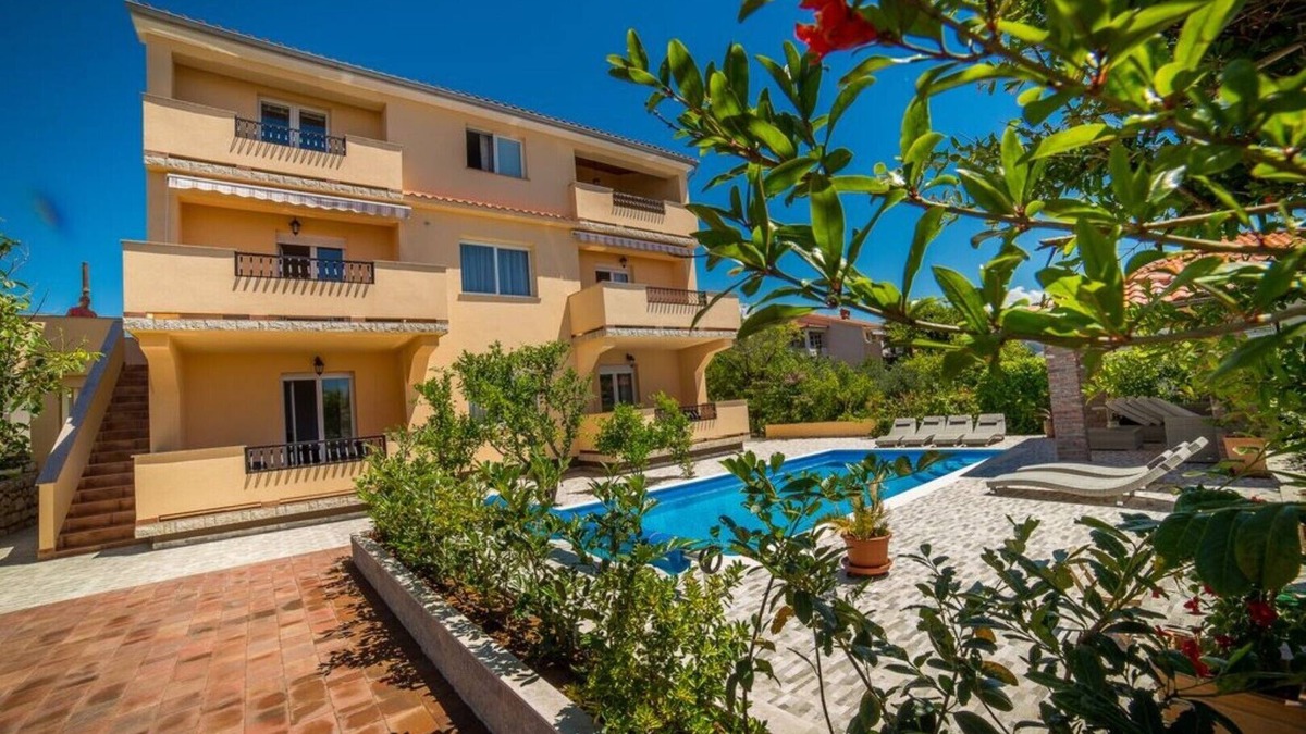Palit Apartment | Apt Lemon - Beautiful house in green with outdoor pool and barbecue area