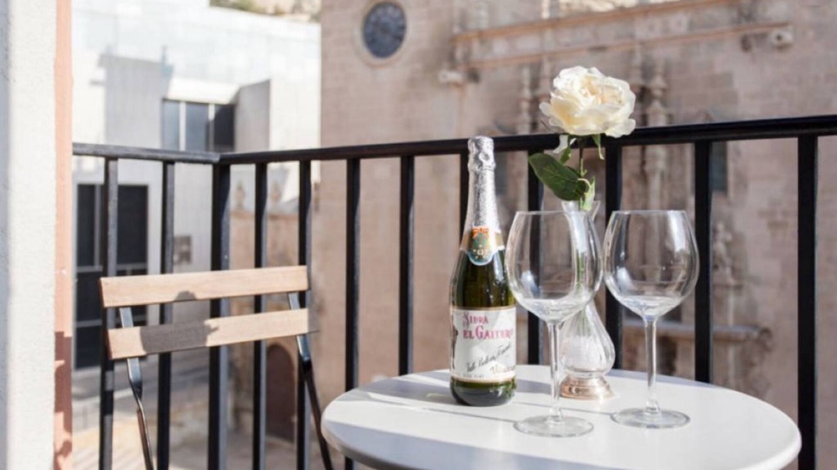 Alicante City Centre Apartment | Apt. Santa in the old town, unsoperable views and just 3 minutes from the beach