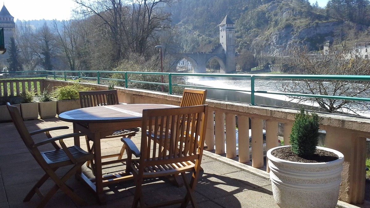 Cahors Apartment | Apt. T1 Bis in town on the 1st floor of a residence with terrace carractère