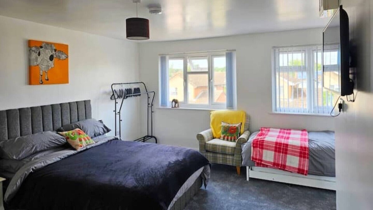 Brackley Apartment | Apt4: Comfortable modern open-plan 1st floor flat