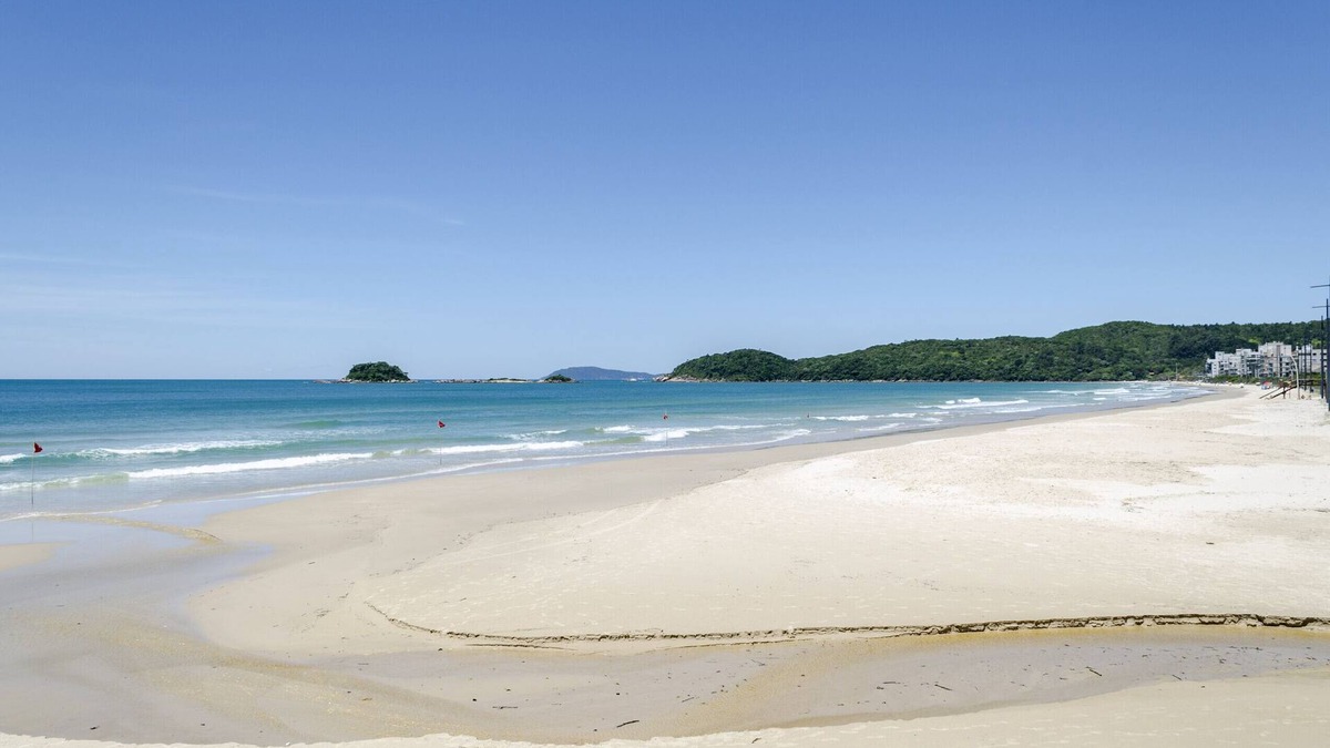 Governador Celso Ramos Apartment | Apto com Wi-Fi a 450m da Praia de Palmas