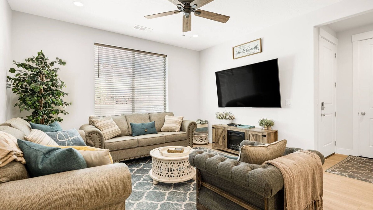 Washington House | Aqua Farmhouse - Pool Table, Pickle Ball, Scooters, Family Fun! Dog Friendly.