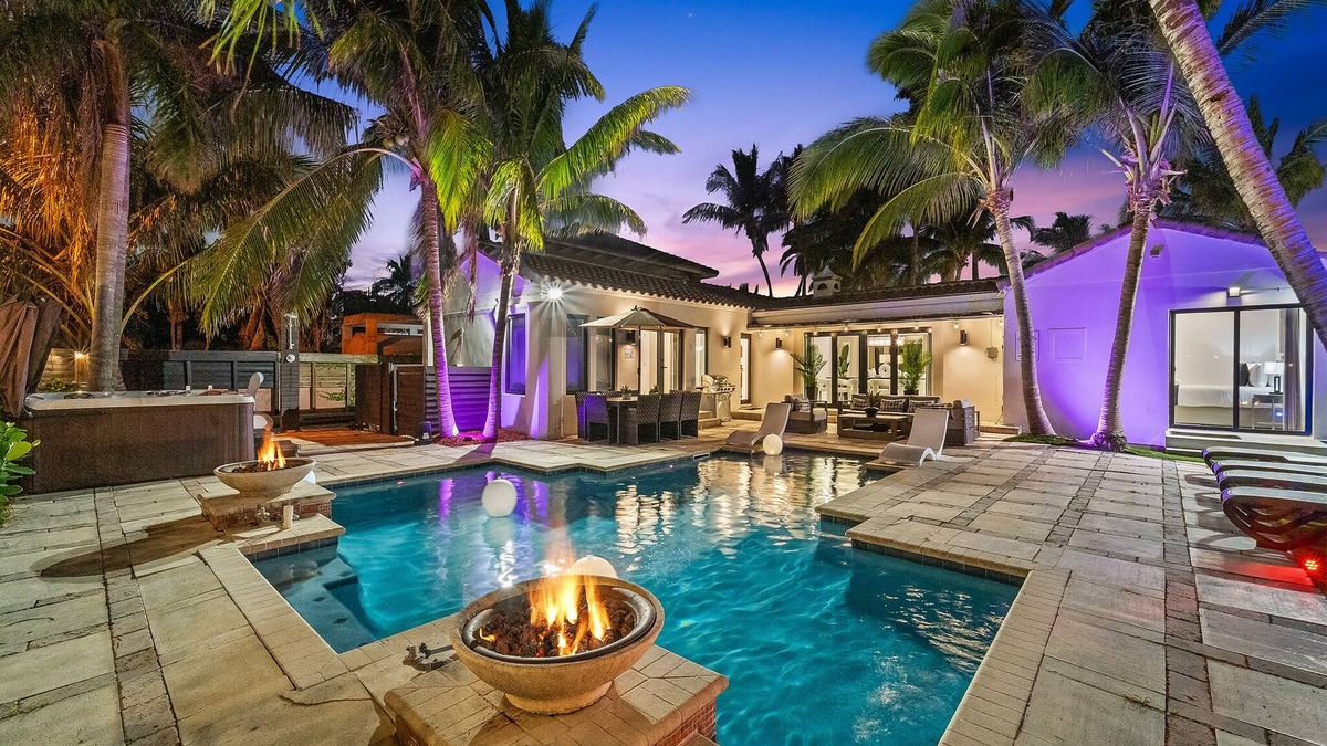 Hollywood Lakes House | Aqua Haven- Stylish Getaway with Pool and Jacuzzi
