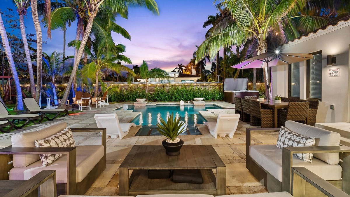 Hollywood Lakes House | Aqua Haven- Stylish Getaway With Pool and Jacuzzi