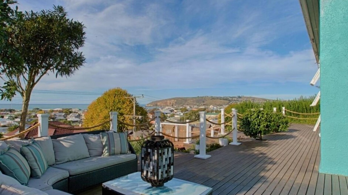 Oamaru House | Aqua on Reed - Sensational views of town and sea