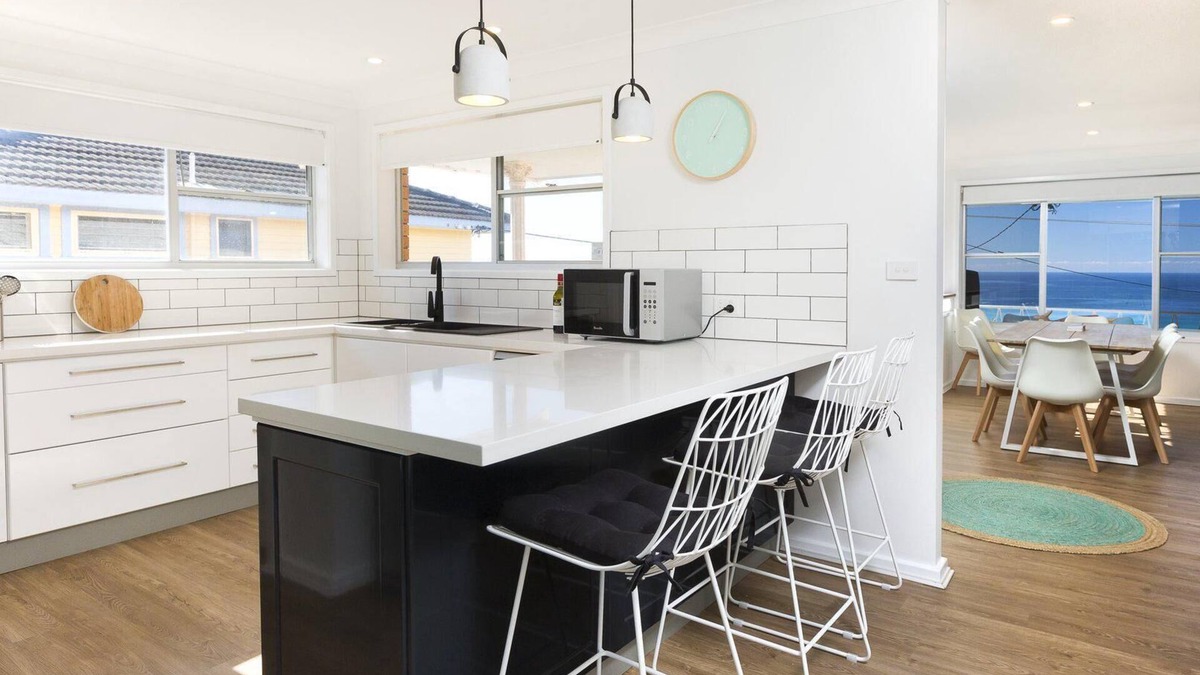 Forster House | Aqua Palm with Sweeping Views of On Mile