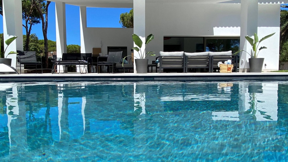 Cabo Roche Ski Chalet | Aquamarina. Large, airy indoor/outdoor living space. 600m from the beach