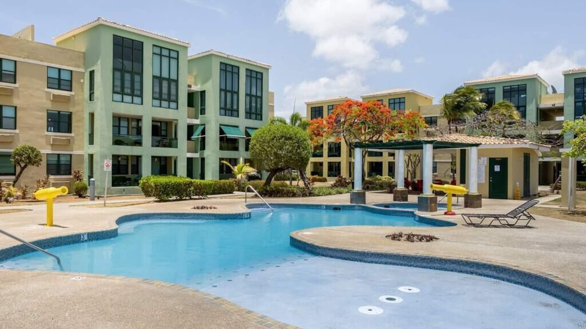 Mediania Alta Apartment | Aquatika Beach Resort with KingBed and Fast Wifi