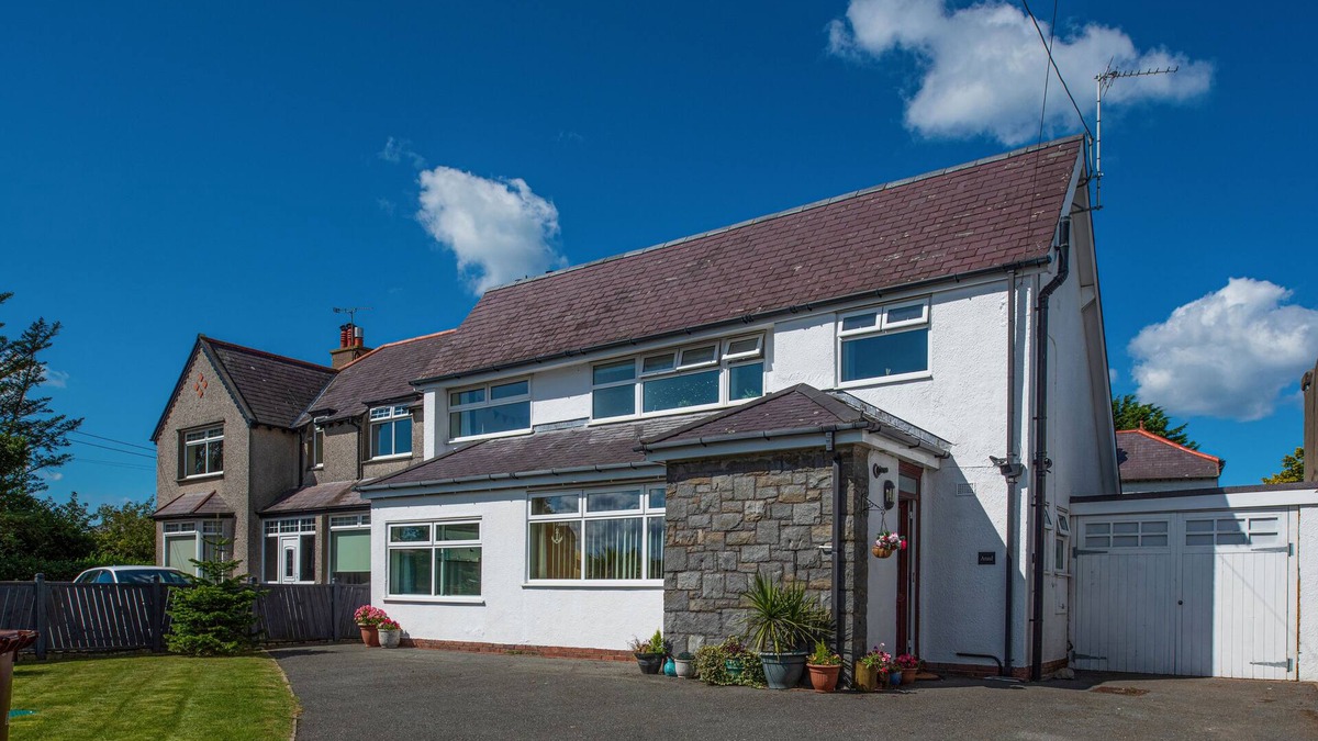Nefyn House | Araul - a bright, airy house, 5 mins from the beautiful beach with large garden